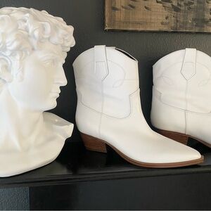 Brand new Marc Fisher white leather cowboy boots - western ankle booties - sz 9